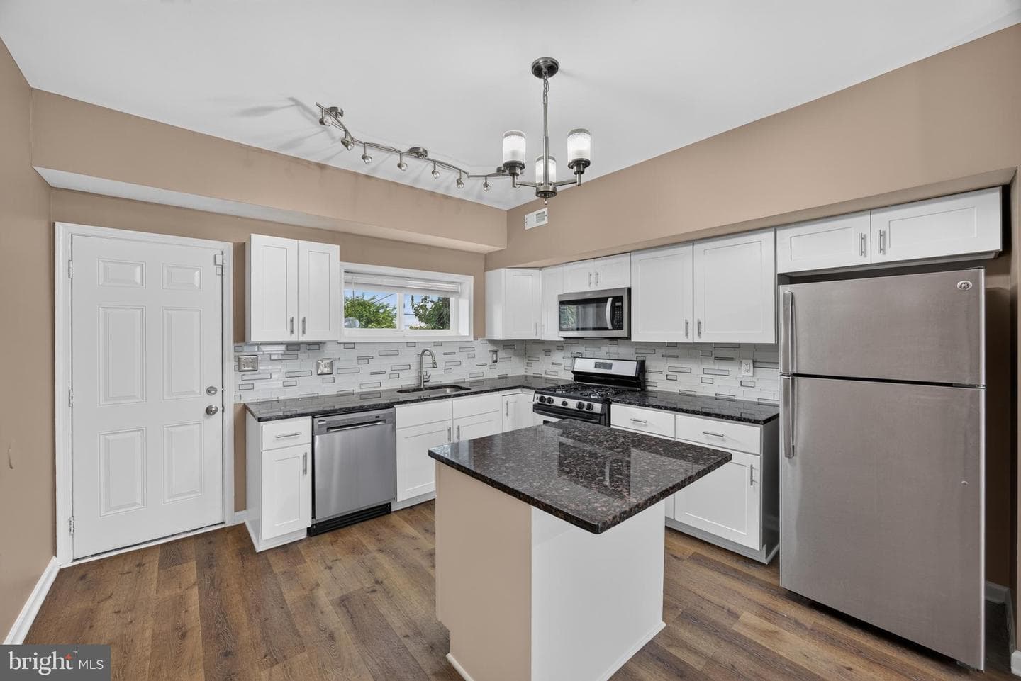 3712 E Lombard Street photo 14