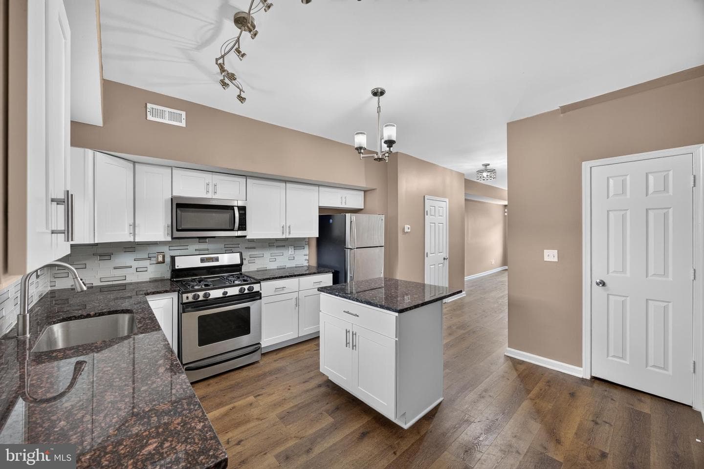 3712 E Lombard Street photo 17