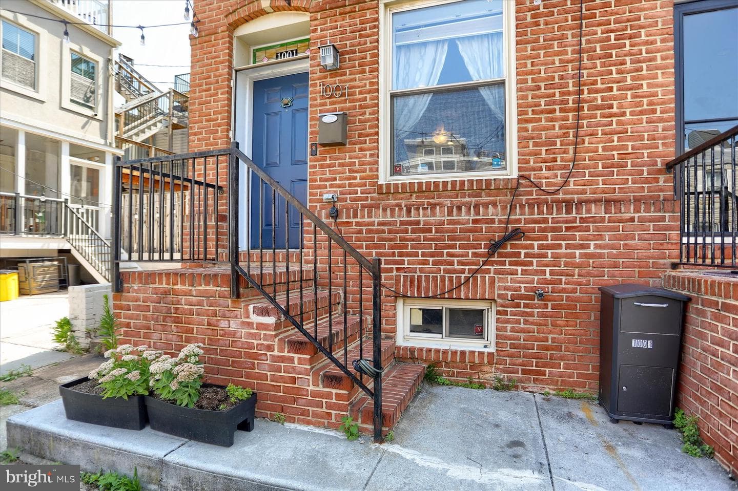 1001 Baylis Street photo 1