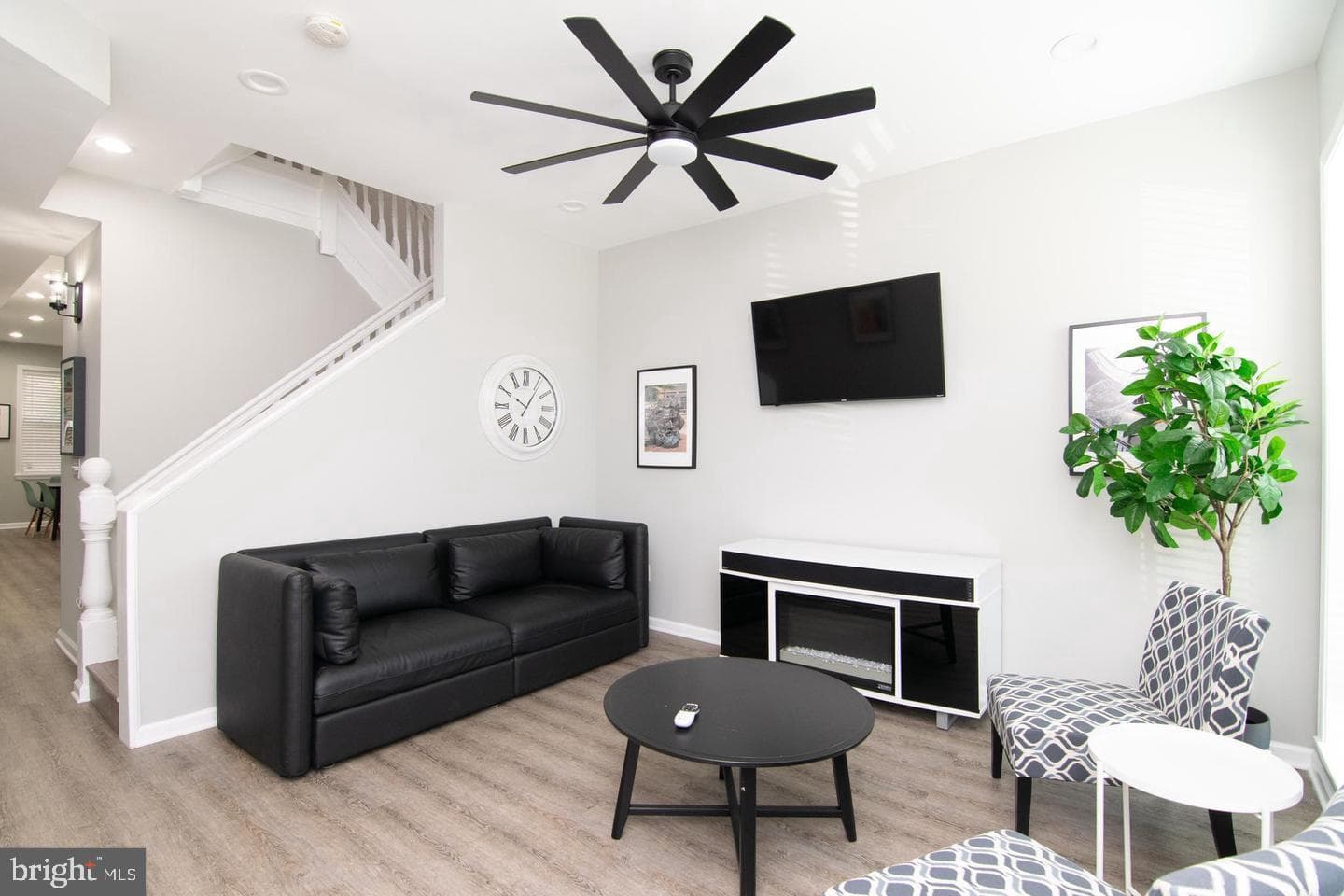942 N Broadway photo 3