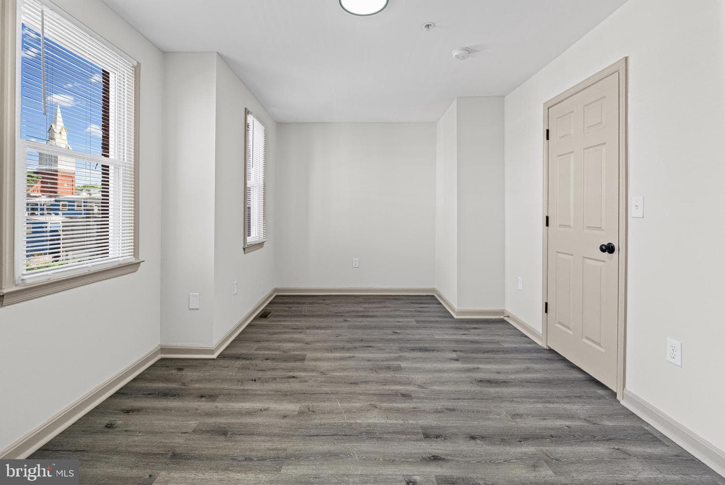 1502 Leslie St photo 15