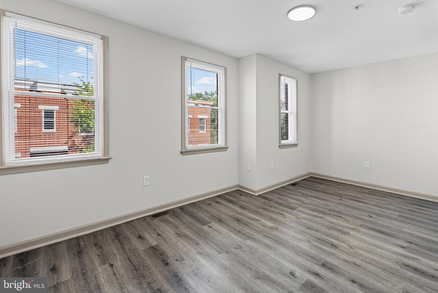 1502 Leslie St photo 16