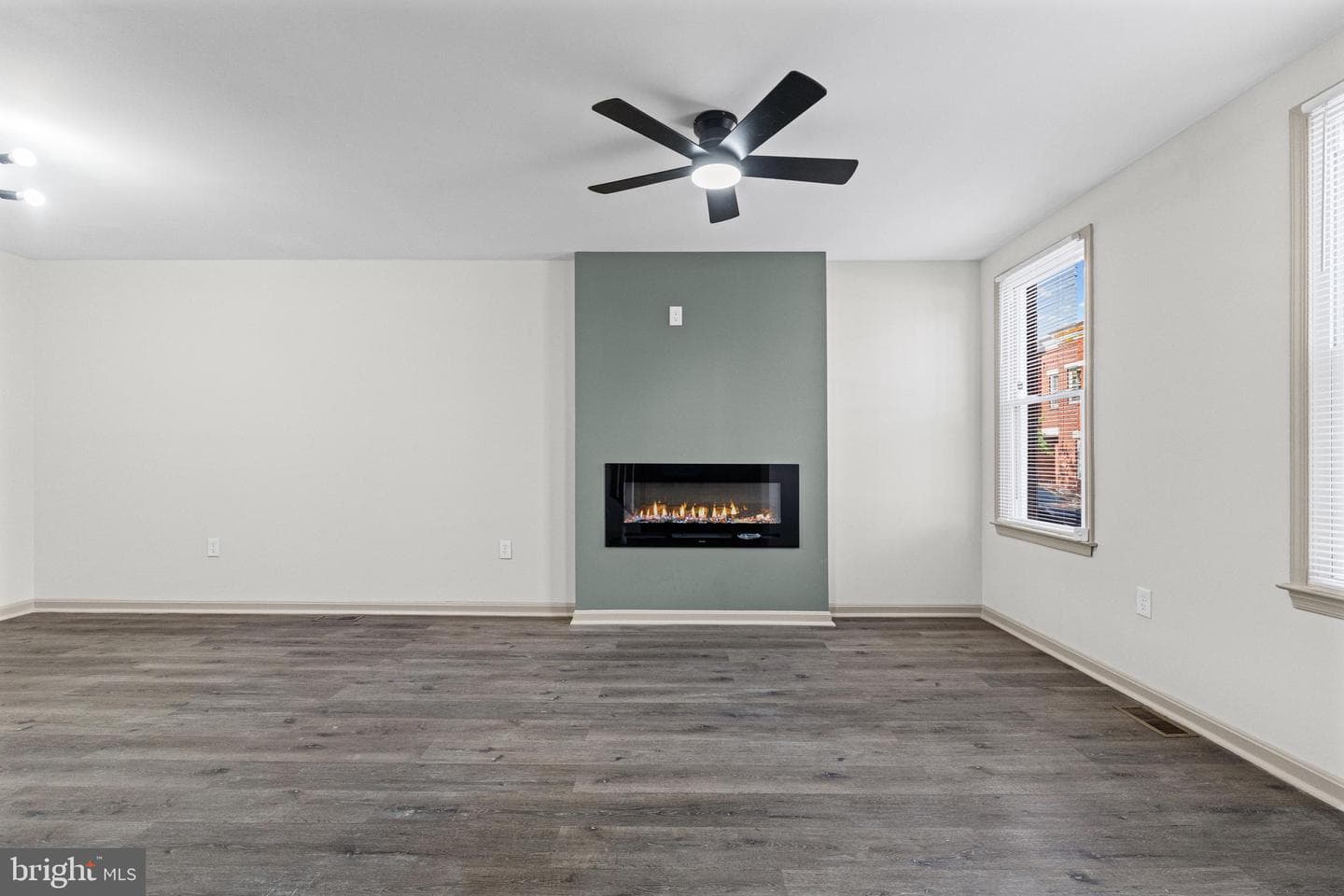 1502 Leslie St photo 5