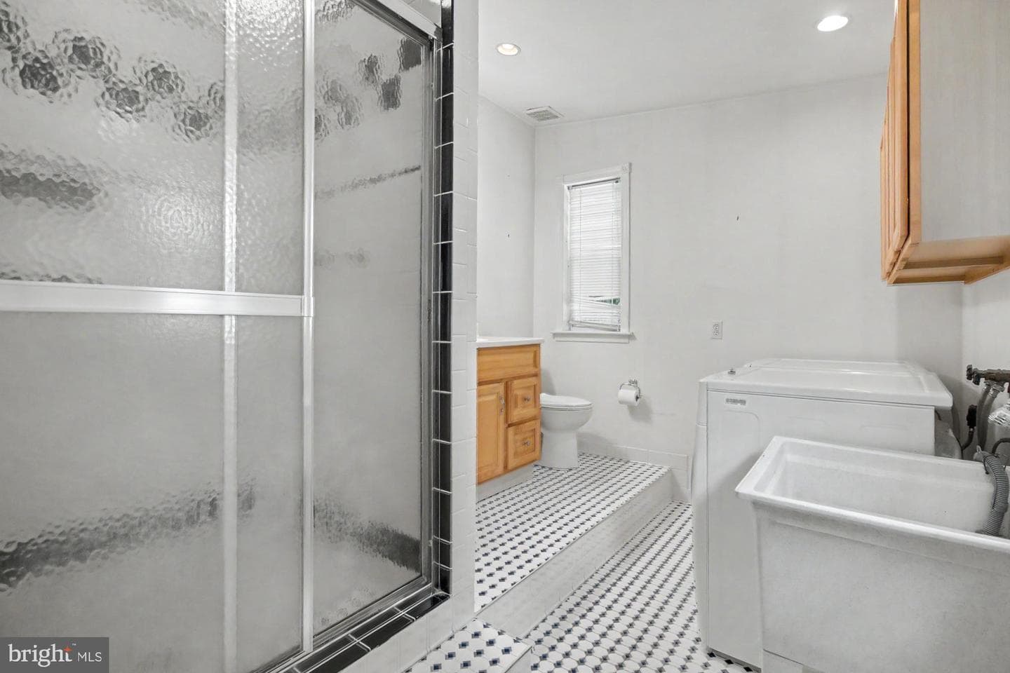 2048 Bank Street photo 20