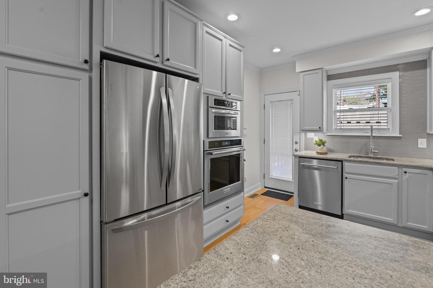 1452 Boyle Street photo 14