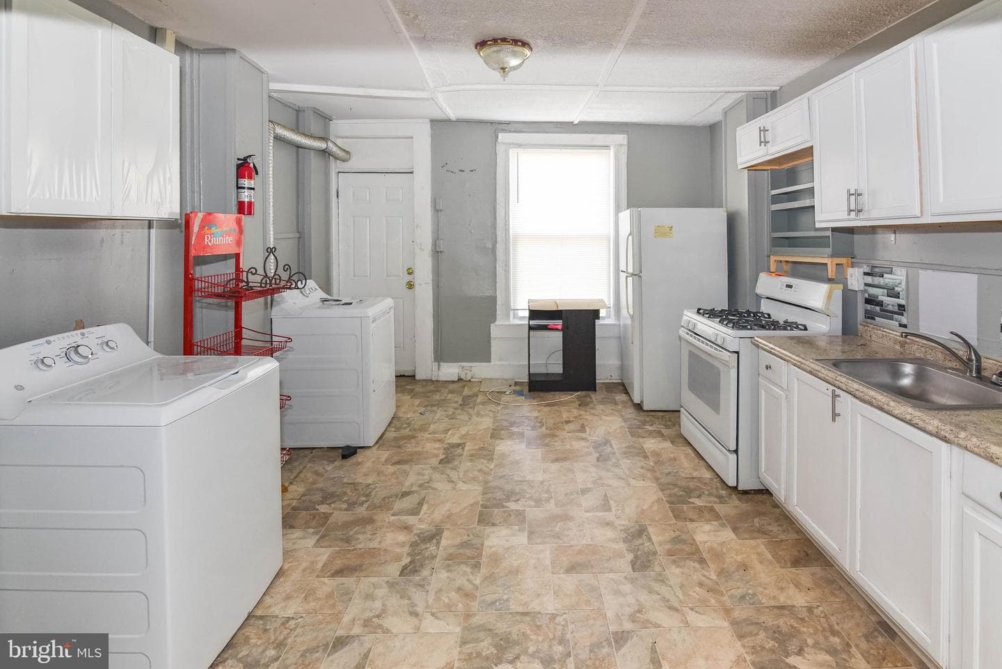 916 N Montford Avenue photo 4