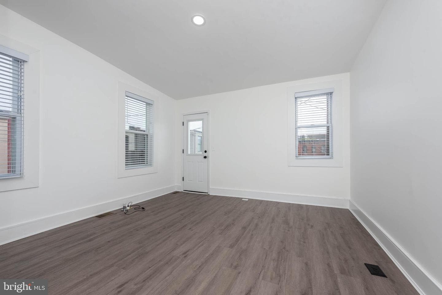 915 N Montford Avenue photo 17