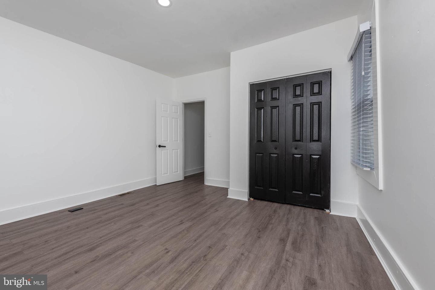 915 N Montford Avenue photo 18