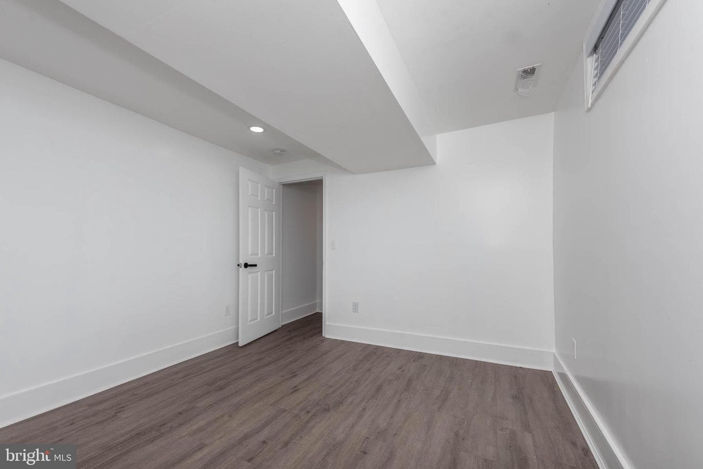 915 N Montford Avenue photo 29
