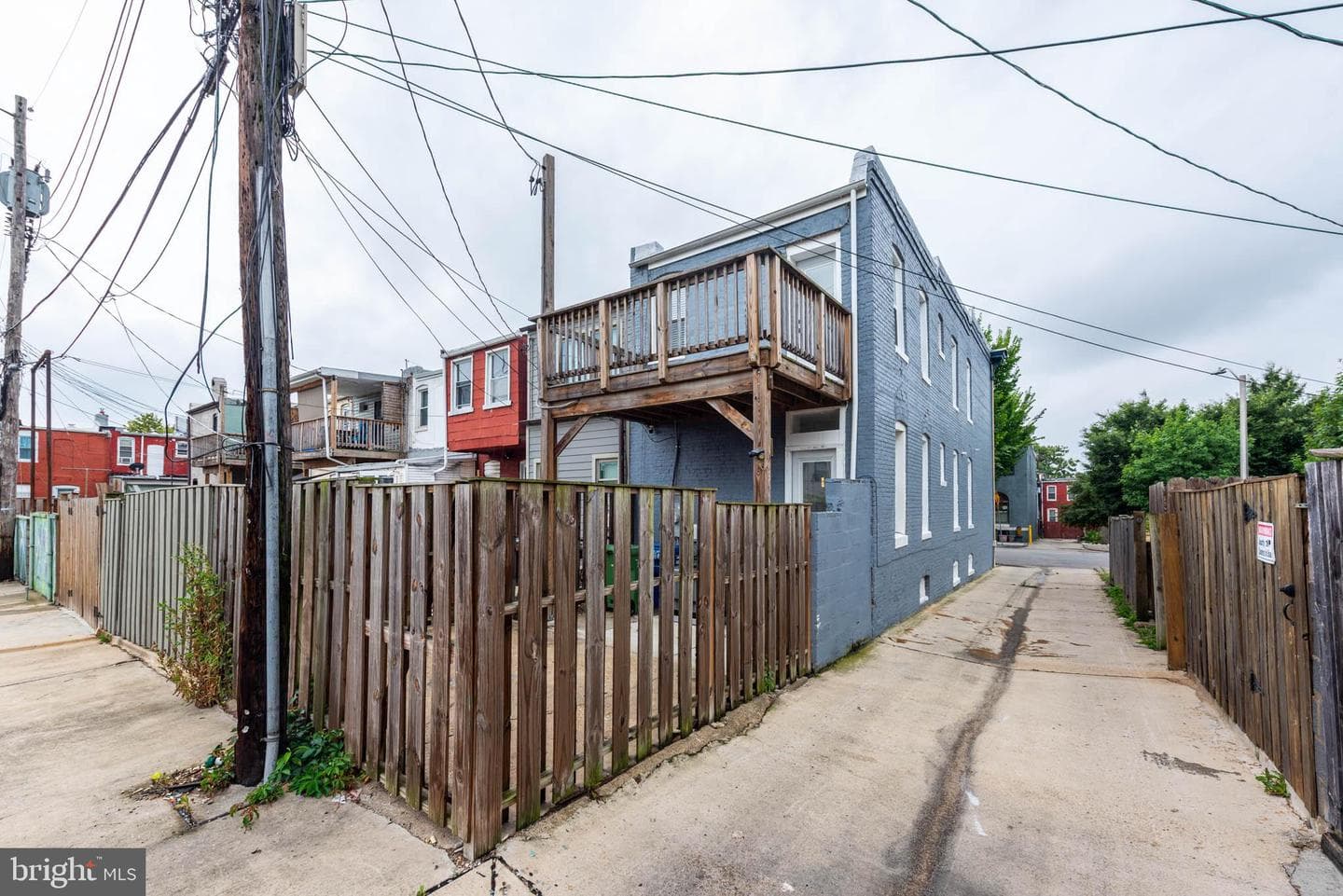 915 N Montford Avenue photo 32
