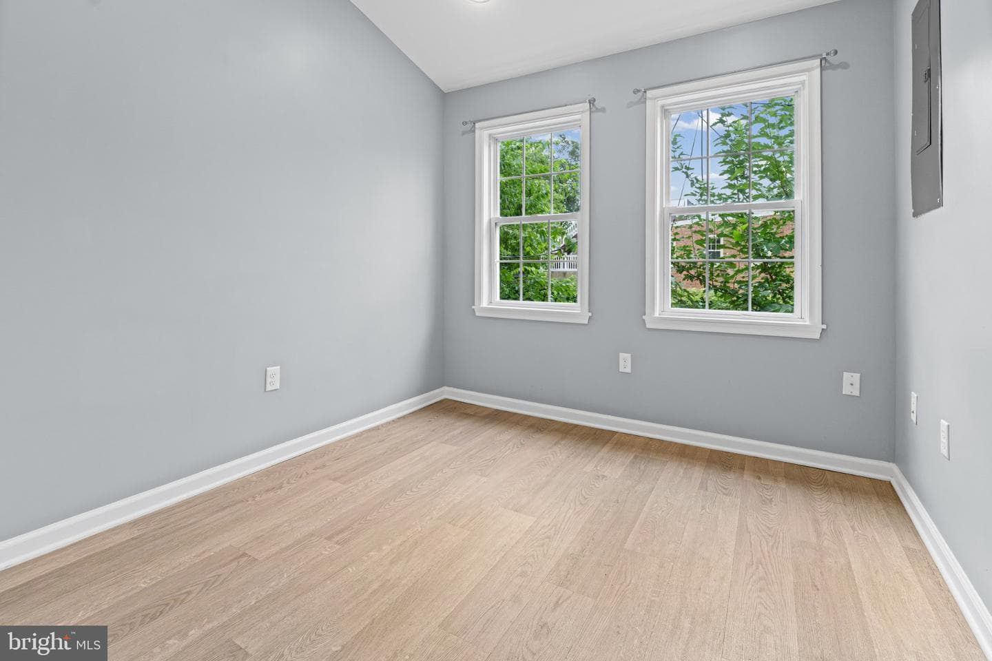 405 E Cross photo 11