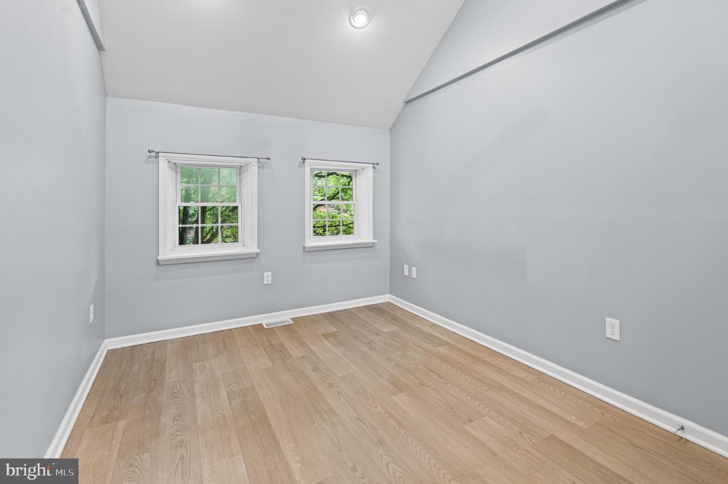 405 E Cross photo 14