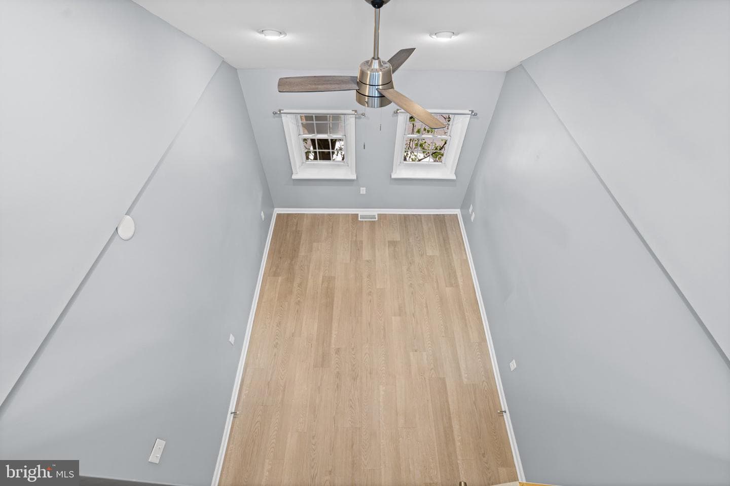 405 E Cross photo 16