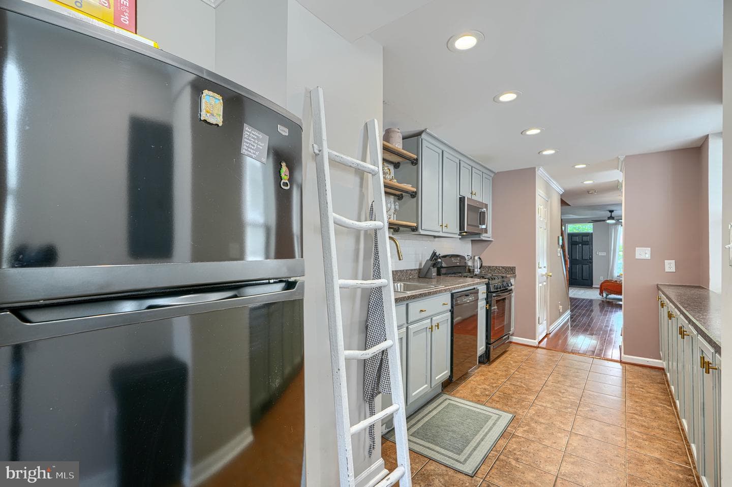 827 S Montford Avenue photo 24