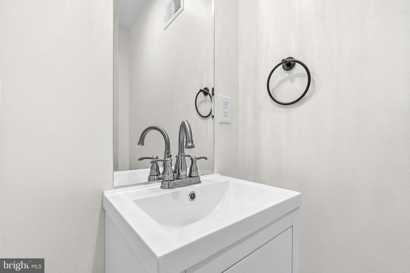 830 N Bond Street photo 10