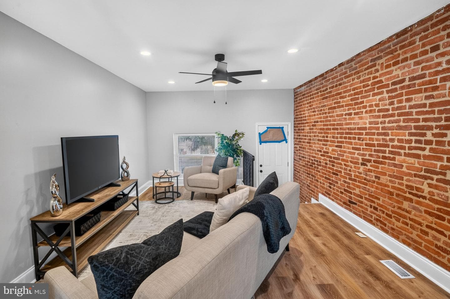 835 N Montford Avenue photo 5
