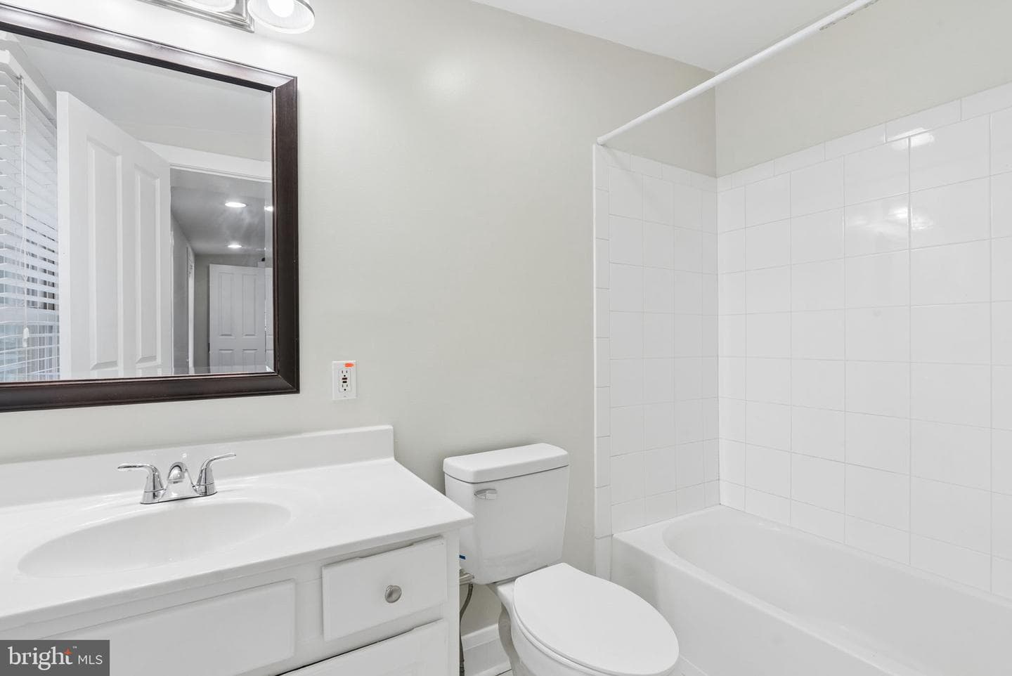 109 E West Street photo 20