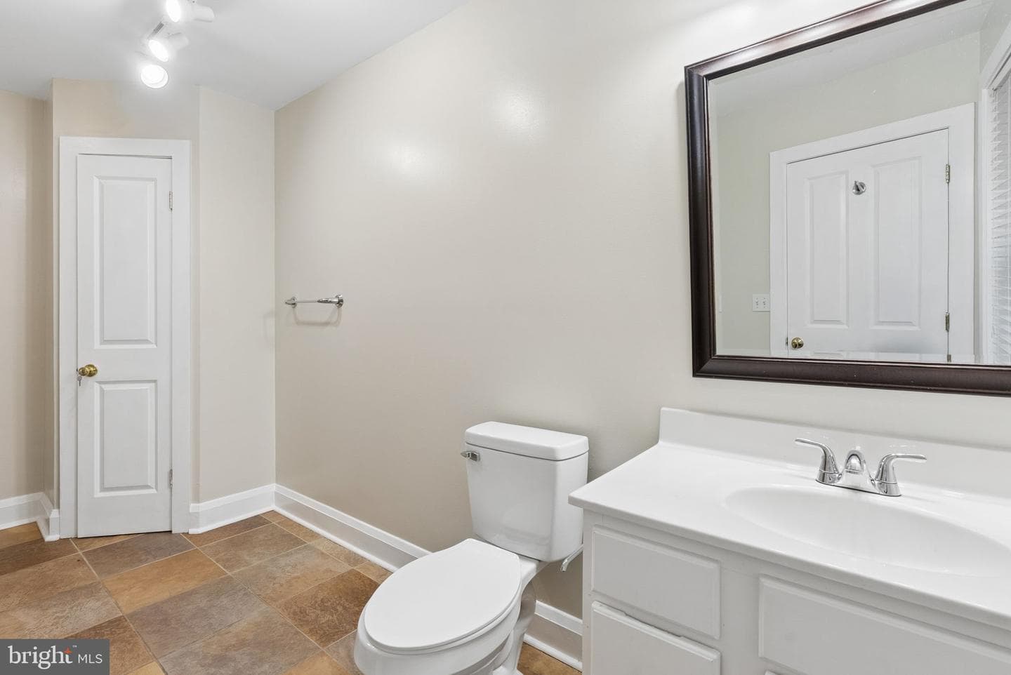 109 E West Street photo 25