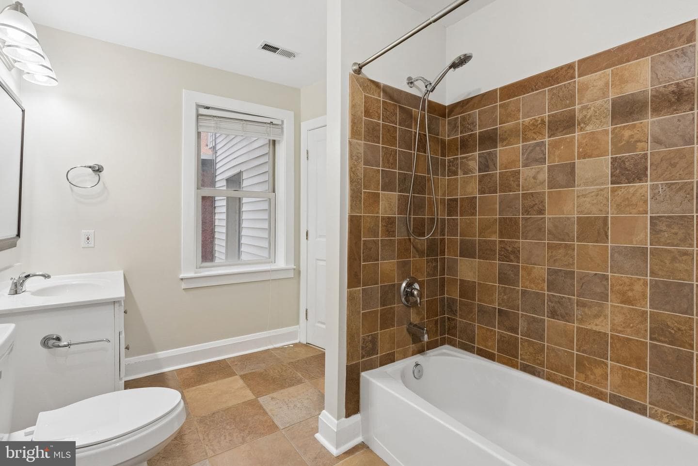 109 E West Street photo 26