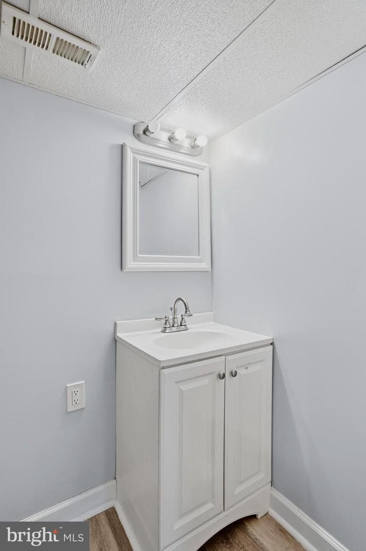 5126 Arbutus Avenue photo 28