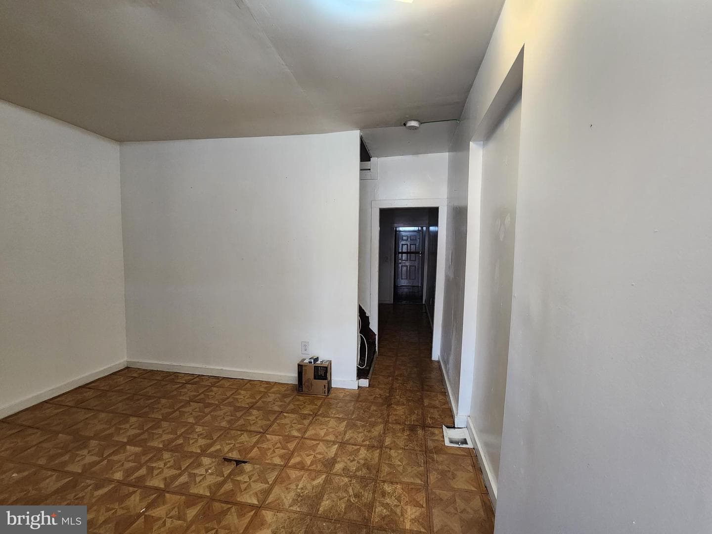 2142 W Fayette Street photo 4