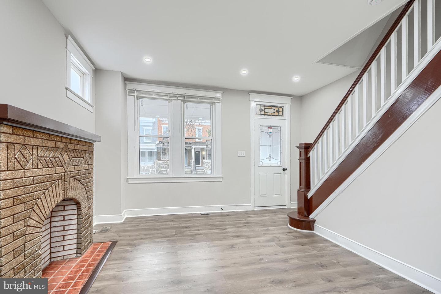 240 N Monastery Avenue photo 8