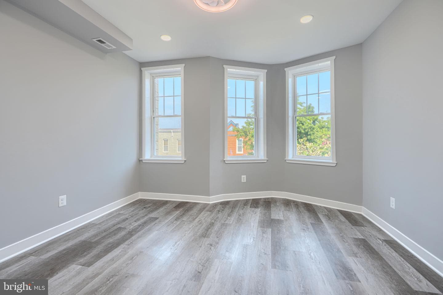 110 N Lakewood Avenue photo 33