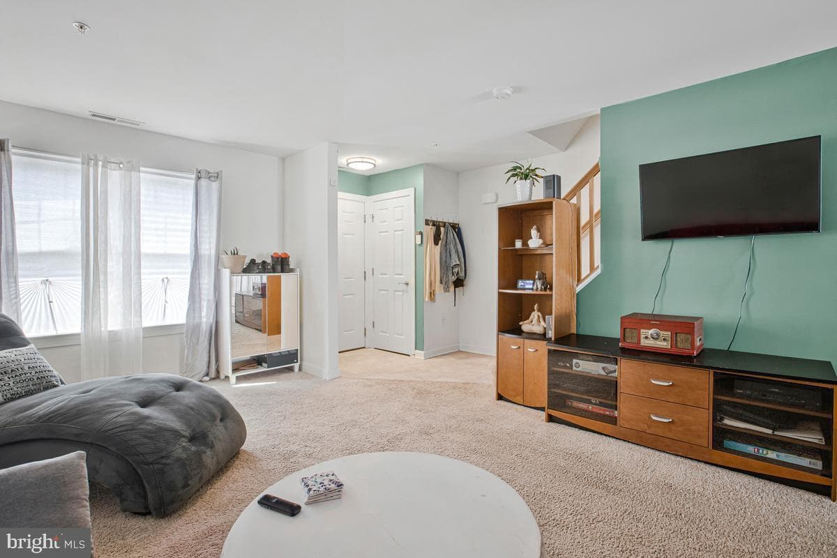589 Baker Street photo 4