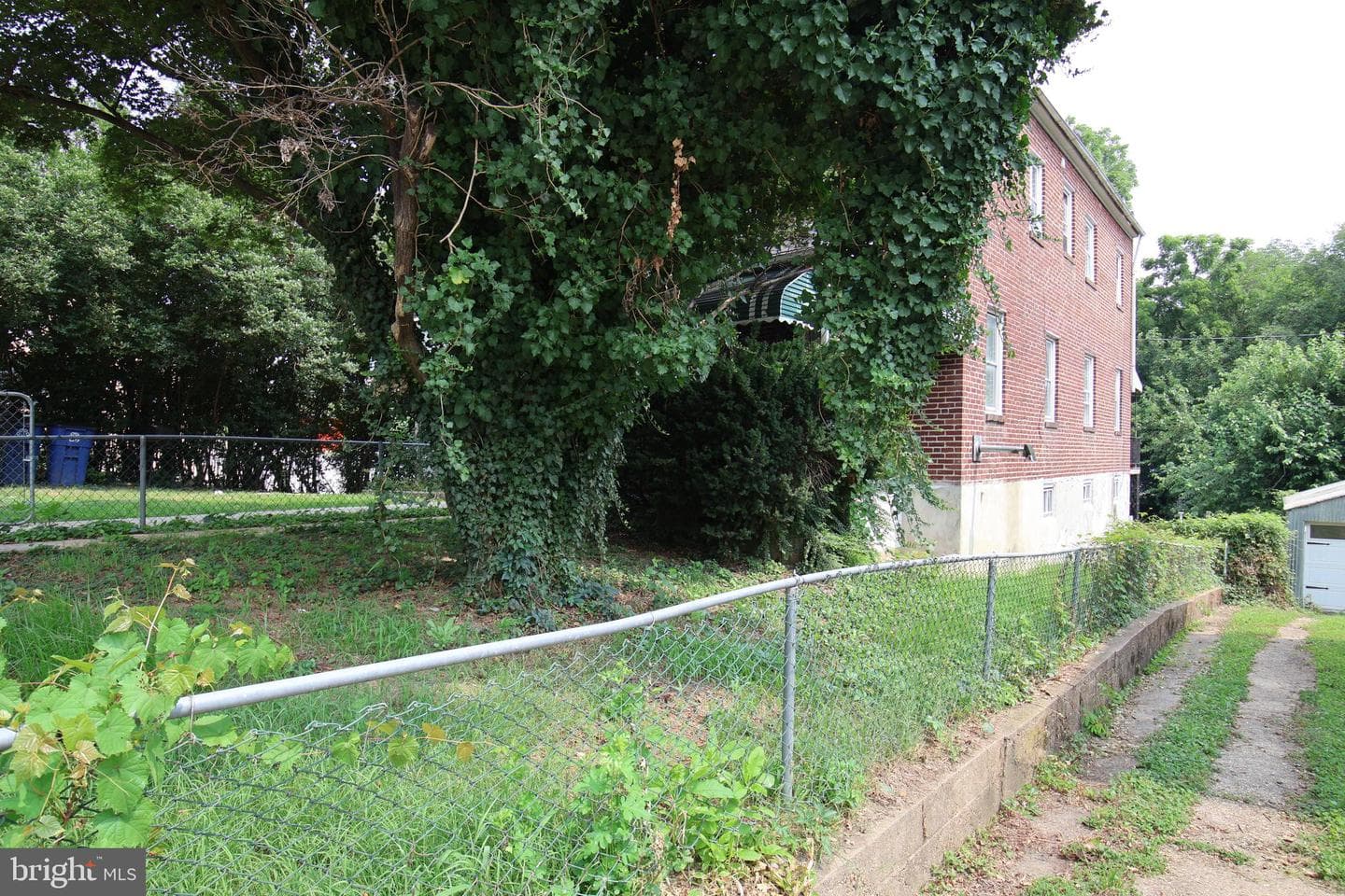 1901 Deering Avenue photo 18