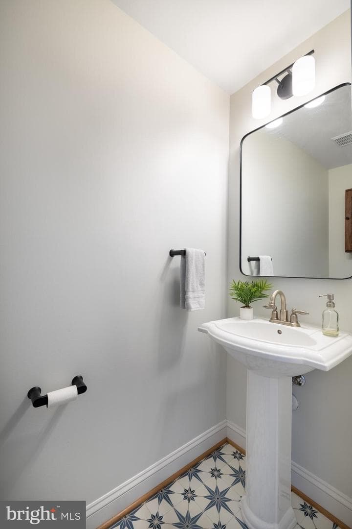 1420 Benjamin Street photo 16