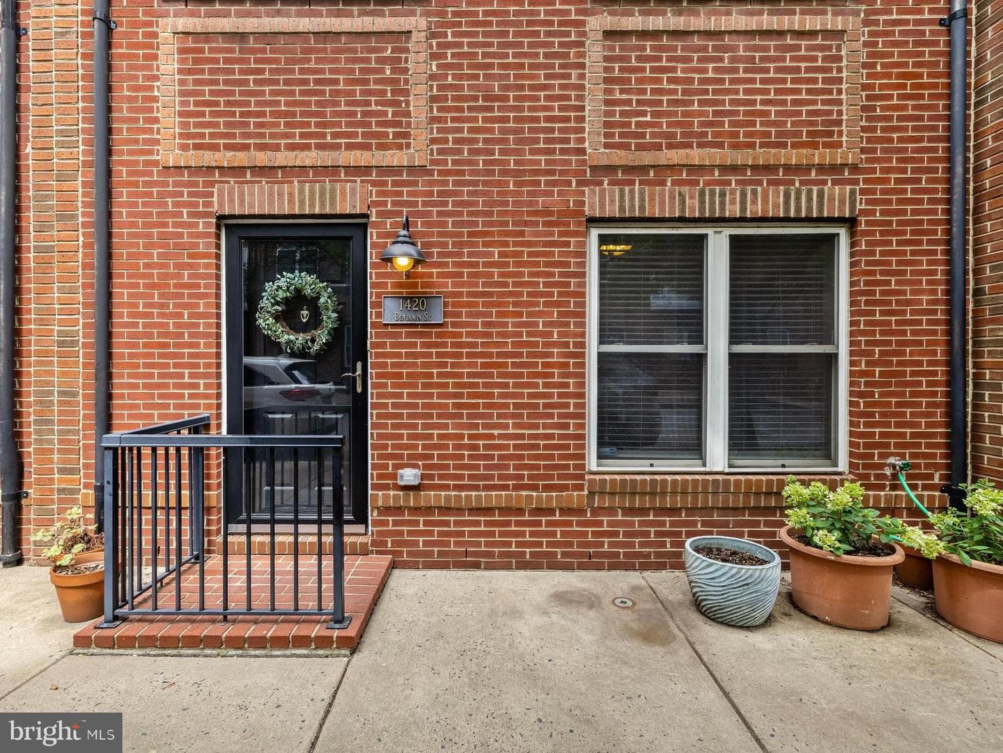 1420 Benjamin Street photo 2