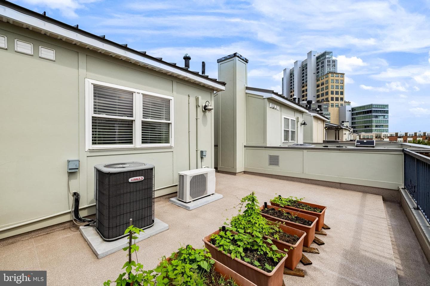1420 Benjamin Street photo 39