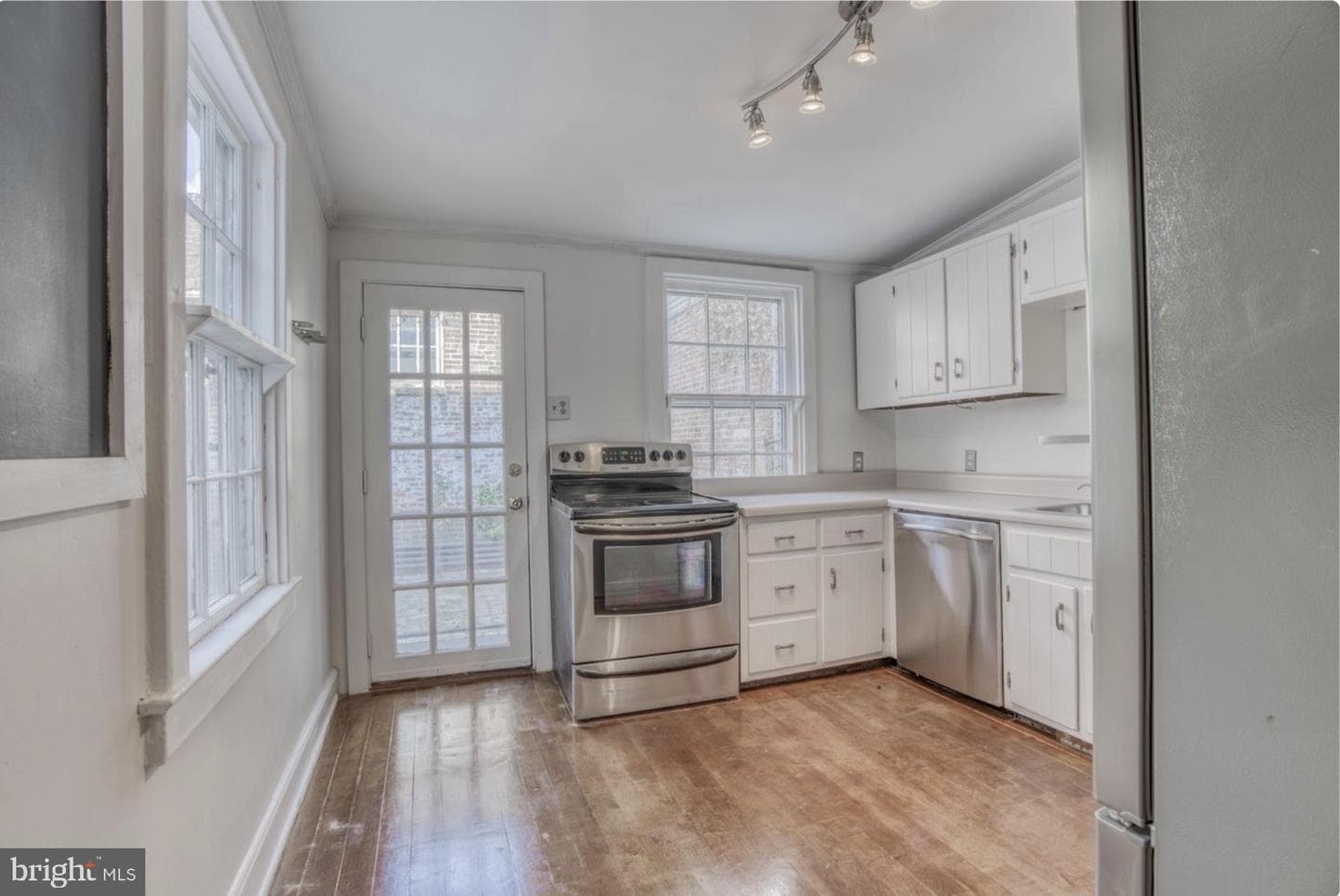 1125 William Street photo 3