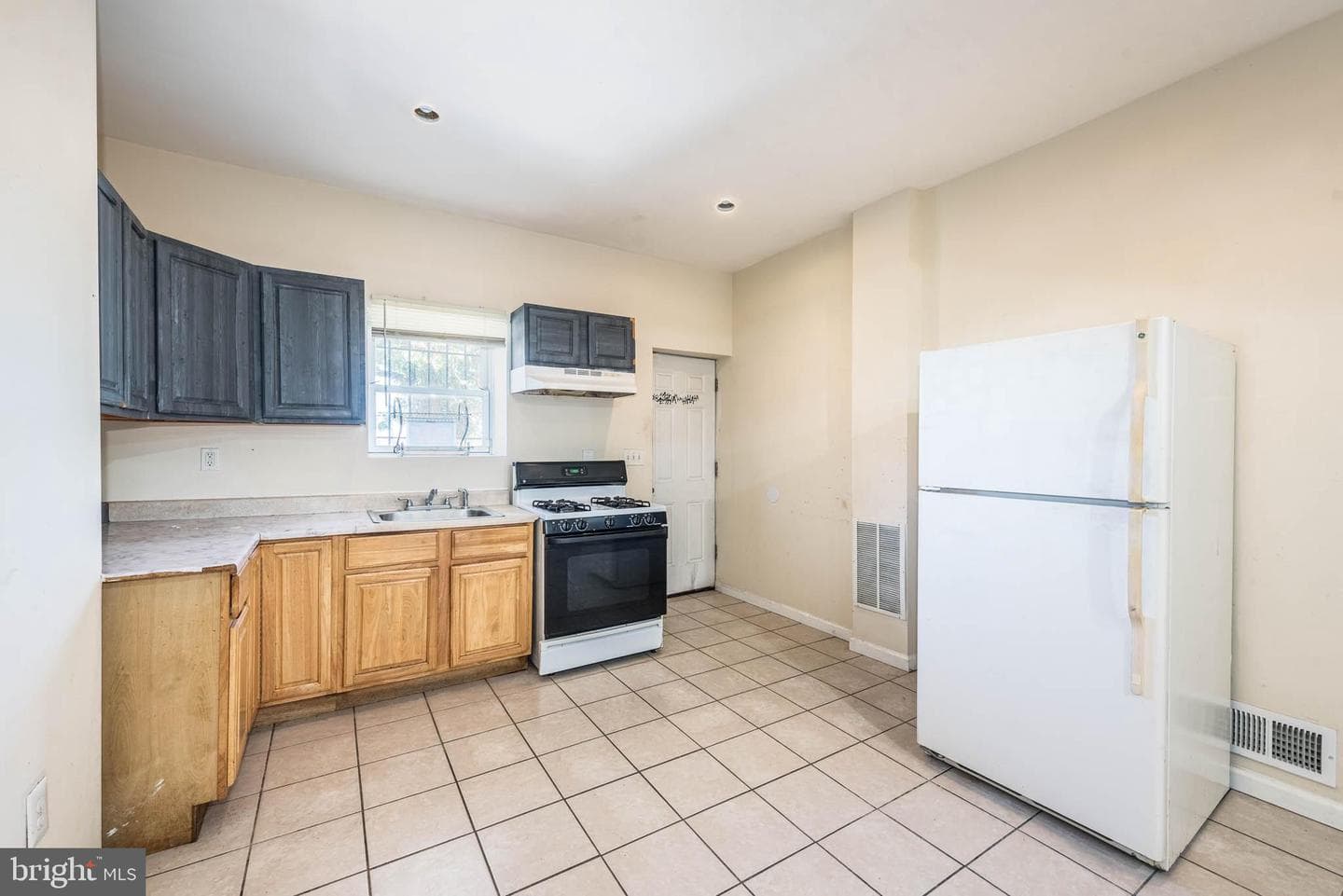 2316 E Madison Street photo 9