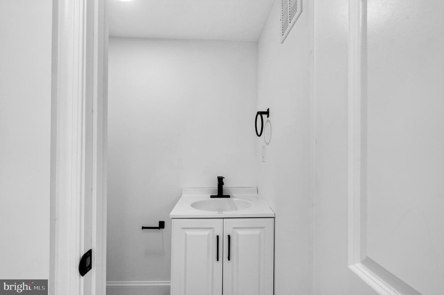 1513 Henry Street photo 16