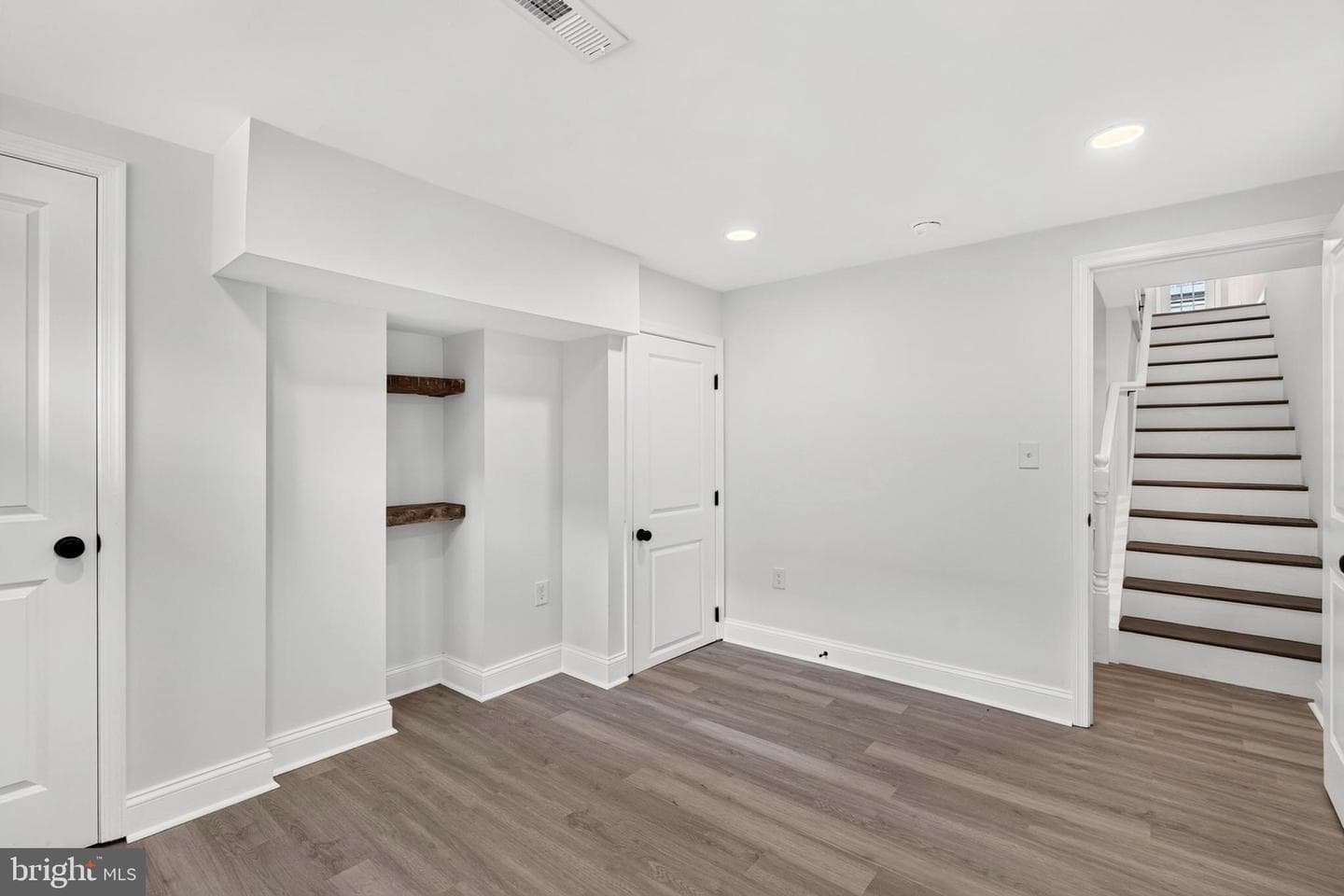 1513 Henry Street photo 19