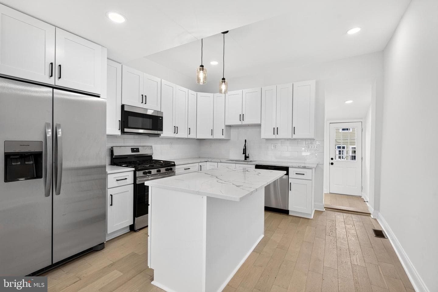 1513 Henry Street photo 3