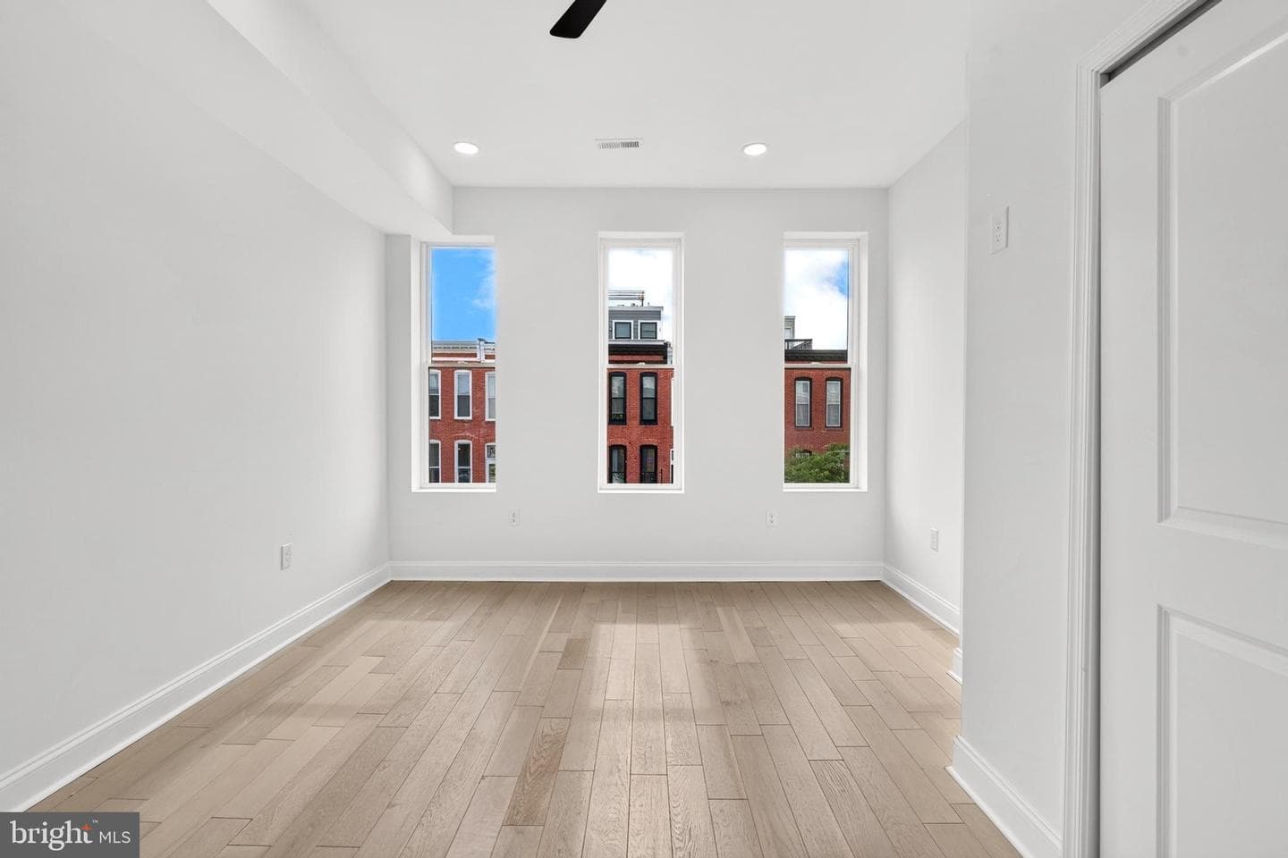 1513 Henry Street photo 35
