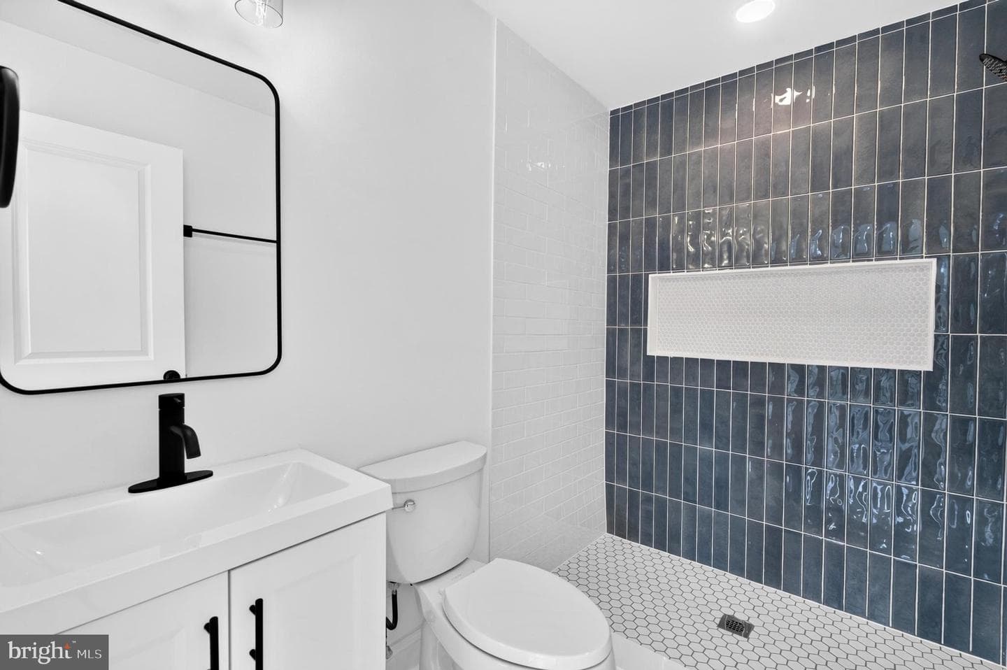 1513 Henry Street photo 37