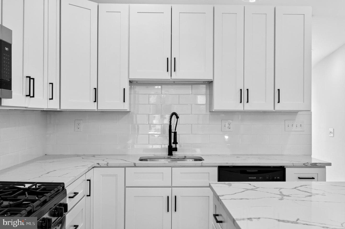 1513 Henry Street photo 5