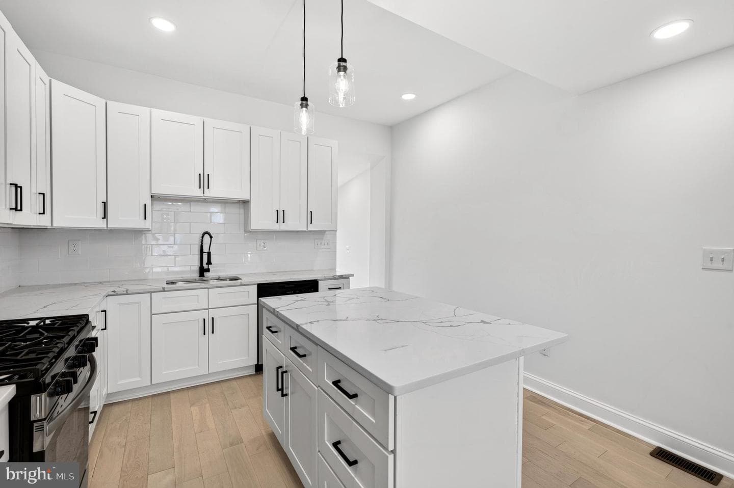 1513 Henry Street photo 6