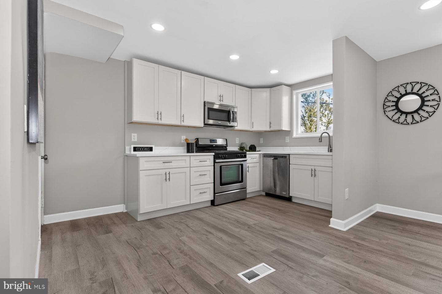833 Sheridan Avenue photo 3