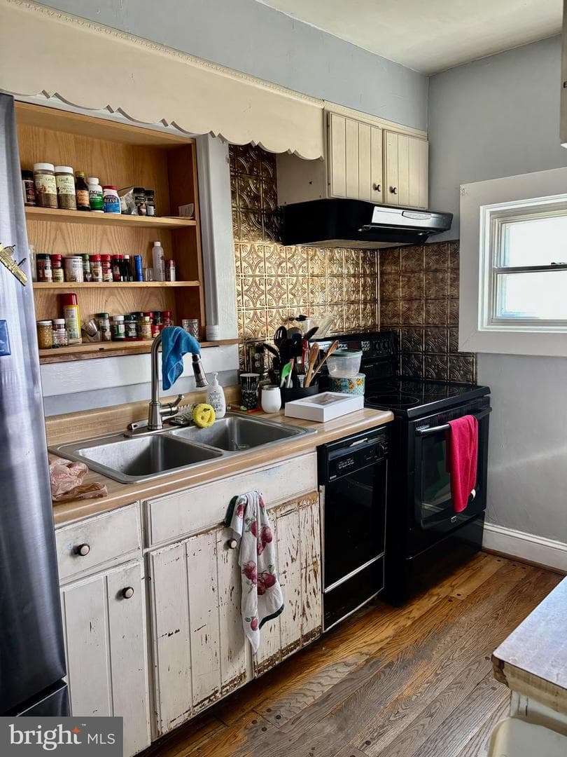 1720 Arbutus Avenue photo 2