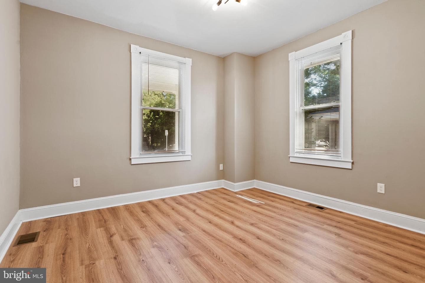 9 Waldron Avenue photo 16