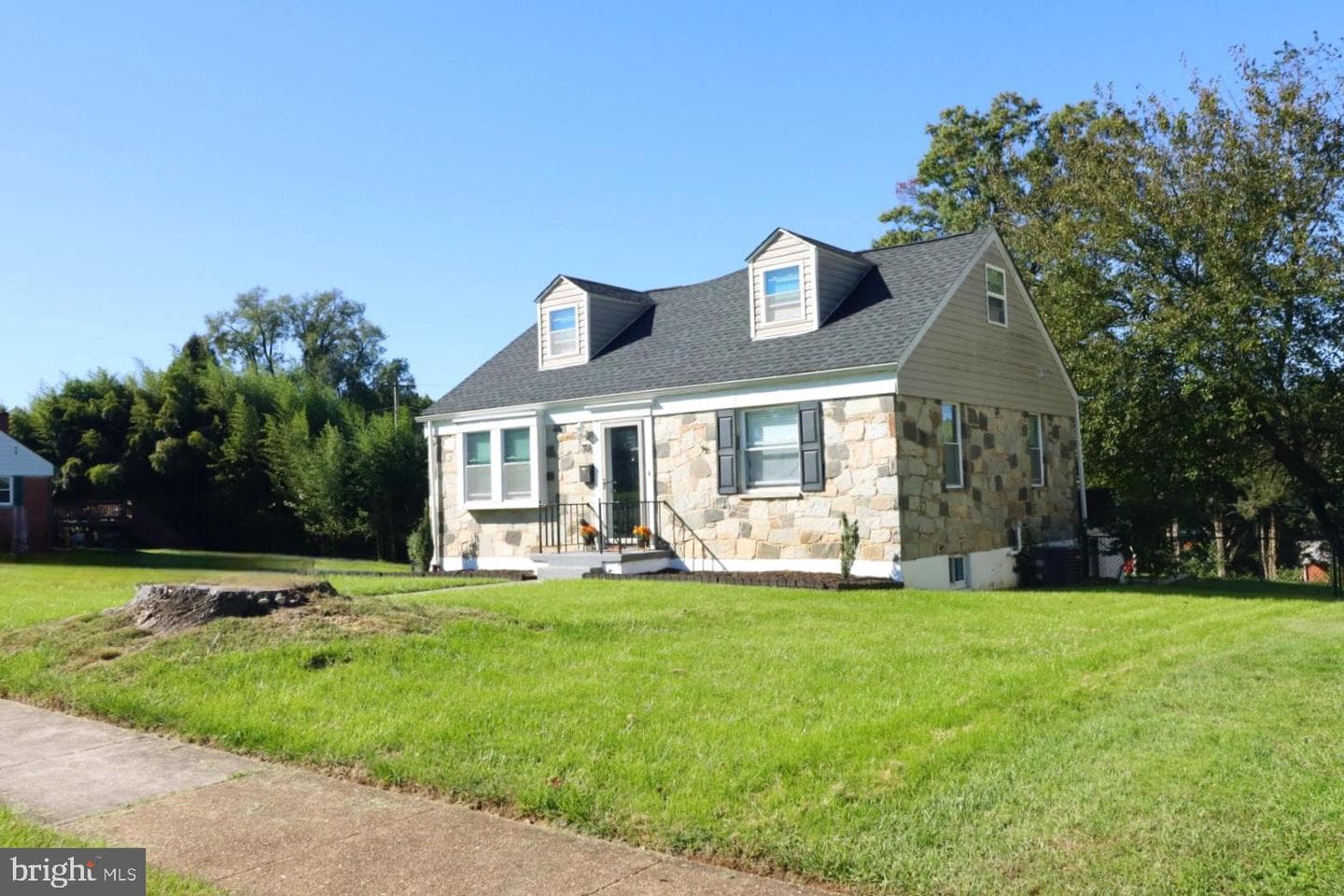718 Cliffedge Road photo 2