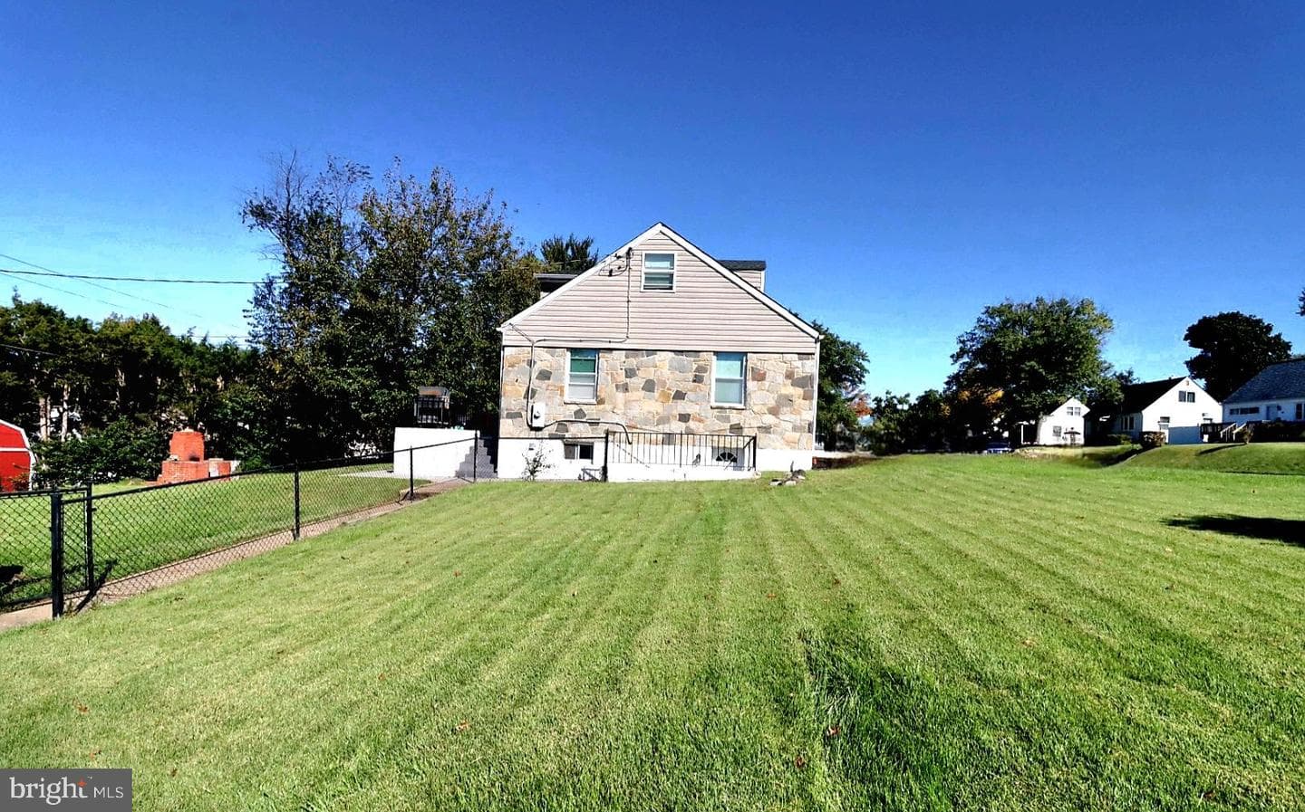 718 Cliffedge Road photo 4