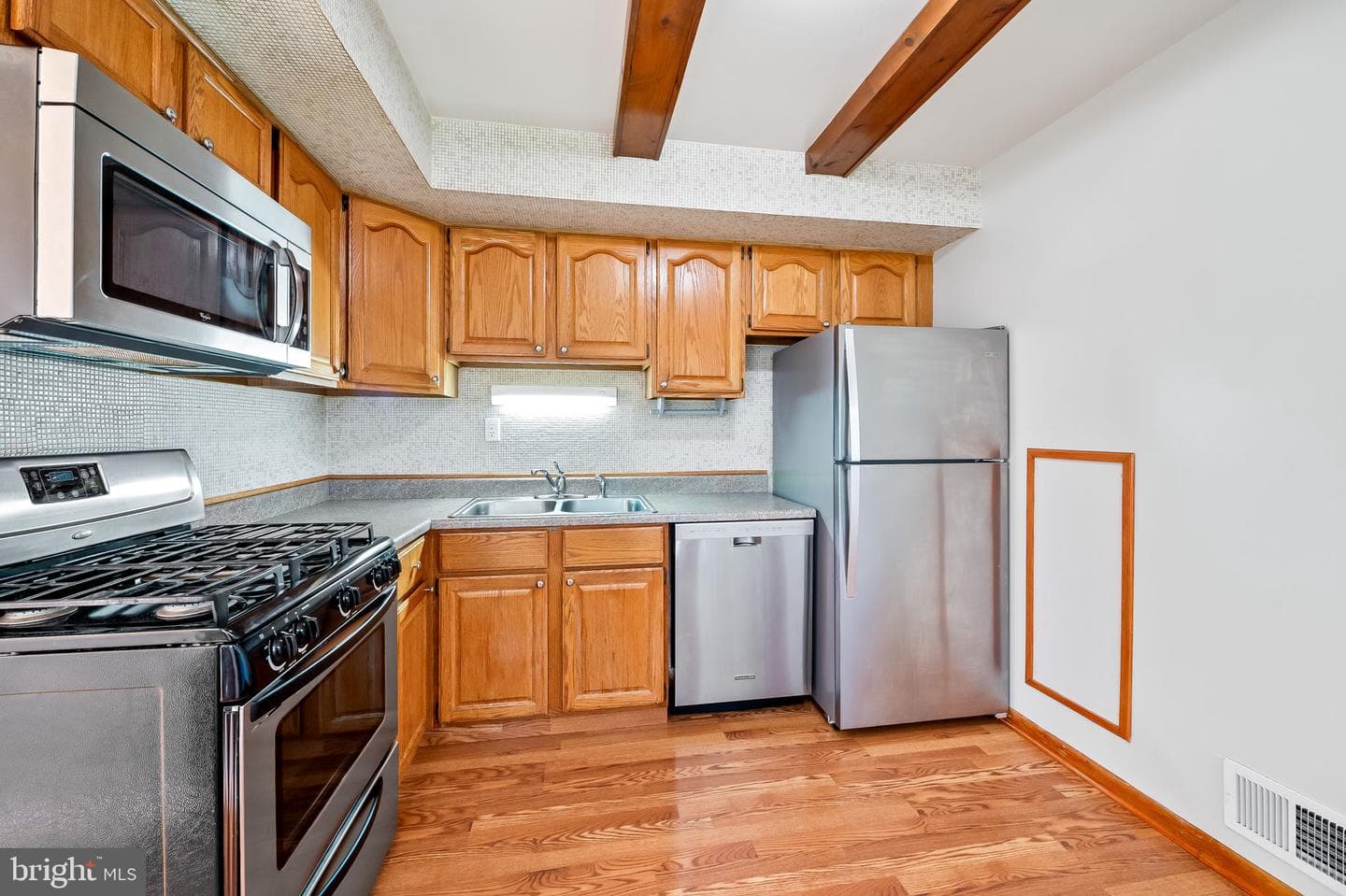 3408 Lambros photo 13