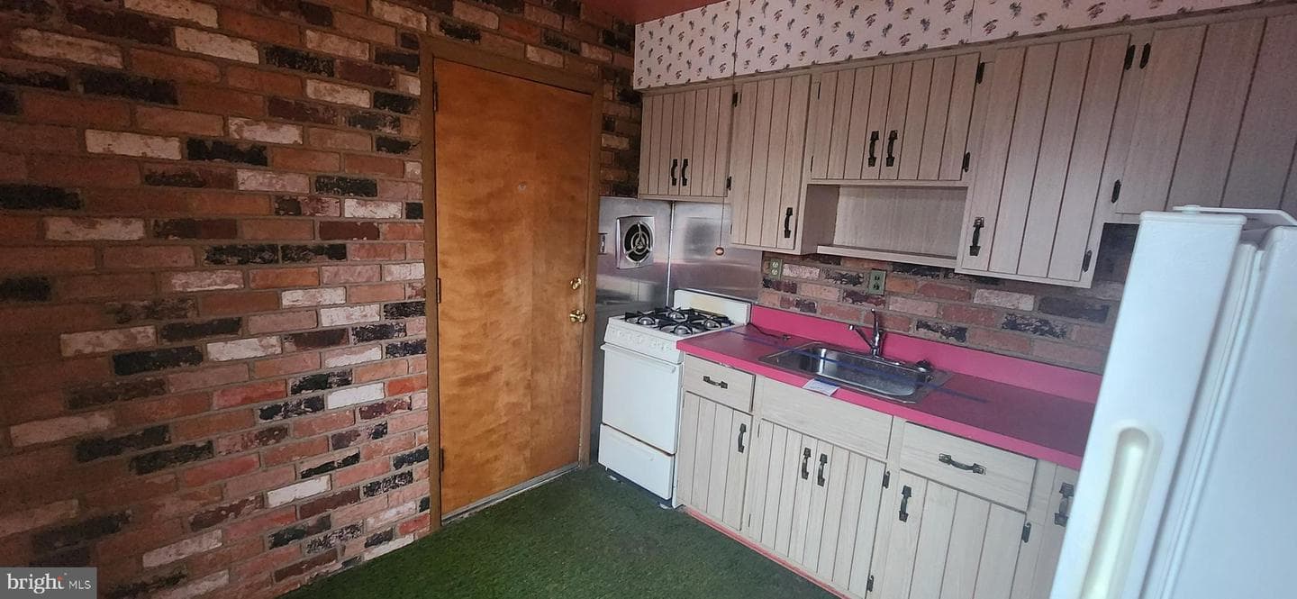 8723 Lackawanna Avenue photo 4
