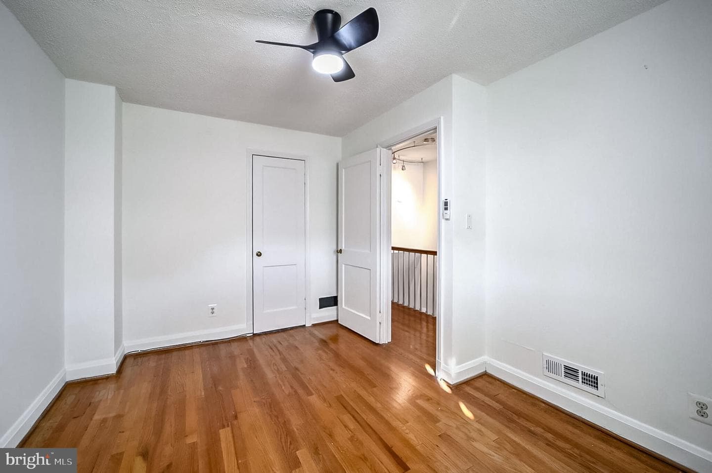 403 Oakwood Road photo 10