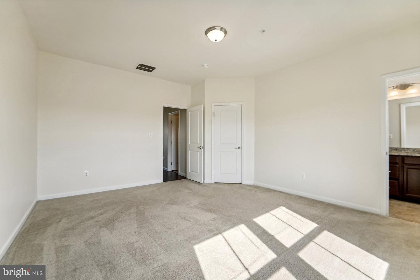 8219 Seaworthy photo 25